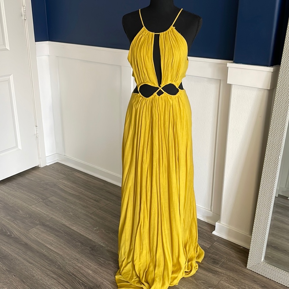 Never worn yellow maxi dress! Perfect for a fall wedding 🍁